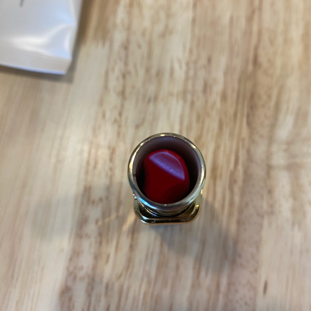 3/$10 L’Oréal Color Riche in Successful Red - Picture 4 of 6